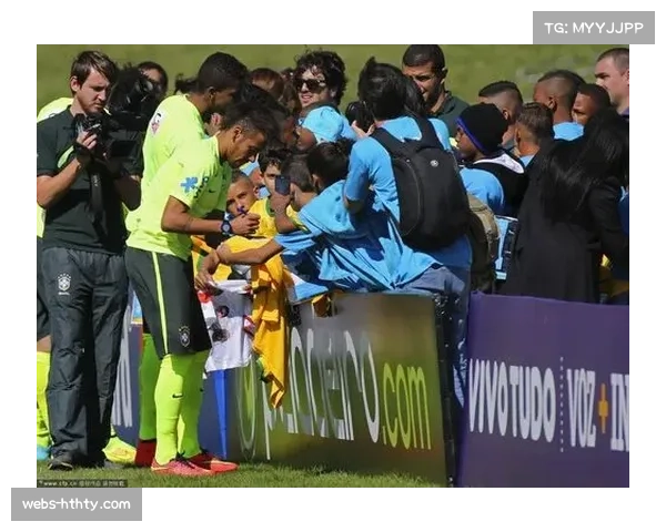 巴黎市郊社区足球赛，孩子们身着内马尔旧款球衣参赛